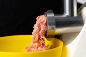 Moedor de carne industrial elétrico: quando ele é indispensável no açougue?