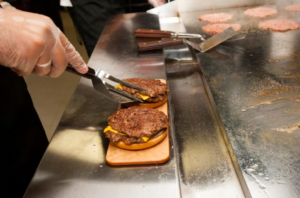 As vantagens da chapa profissional no preparo de carnes e lanches em grande volume