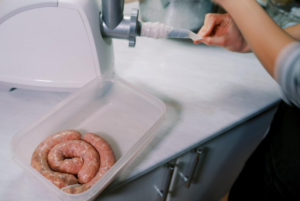Ensacadeira de linguiça na produção artesanal e profissional: o que muda na prática?